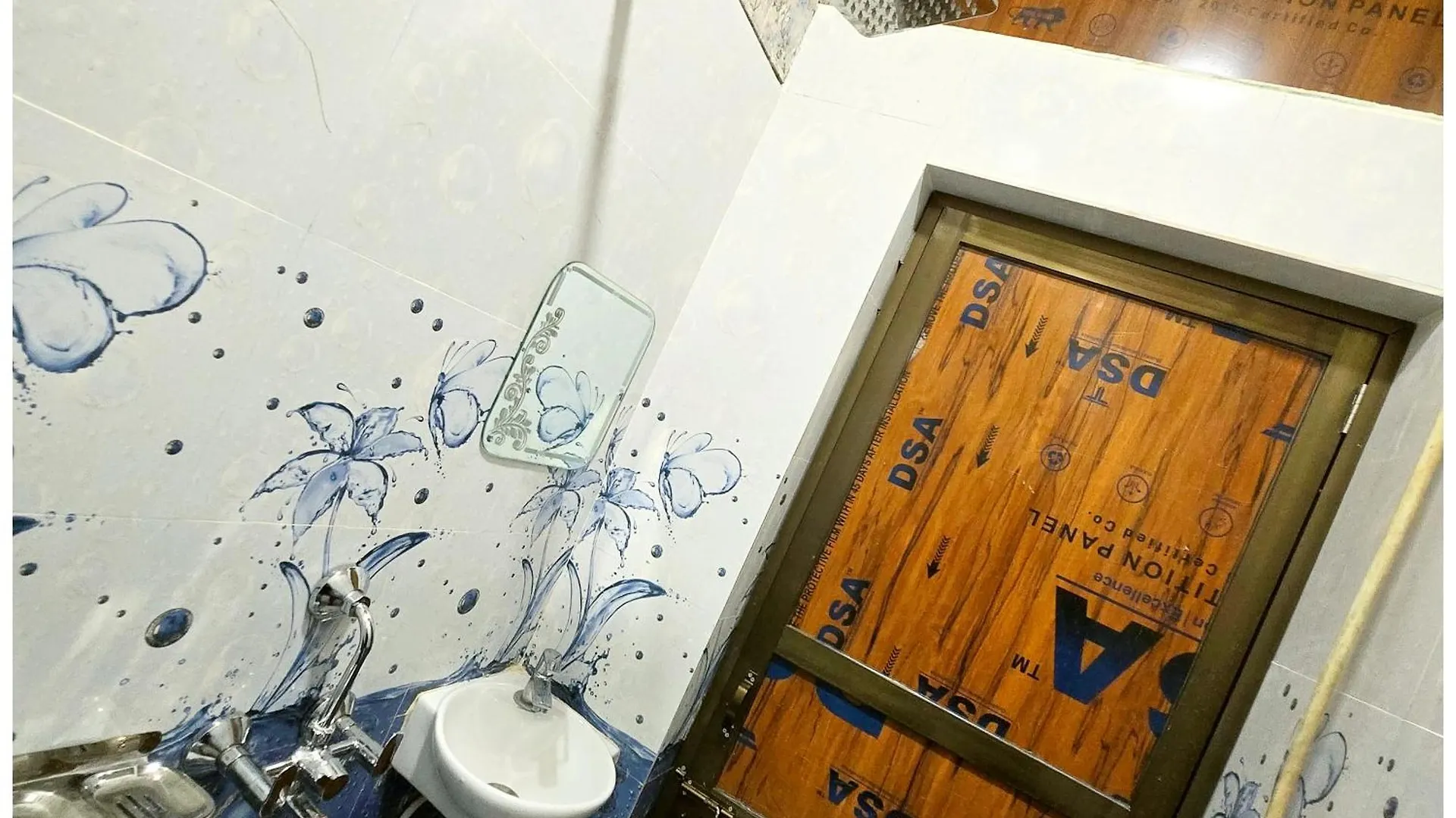 Vns - Hotel Premium Kashika Guest House - Best Hospitality & Comfortable Room In Varanasi - Full Air Conditioning Rooms - Free Wi-Fi & - Best Guest House In Varanasi