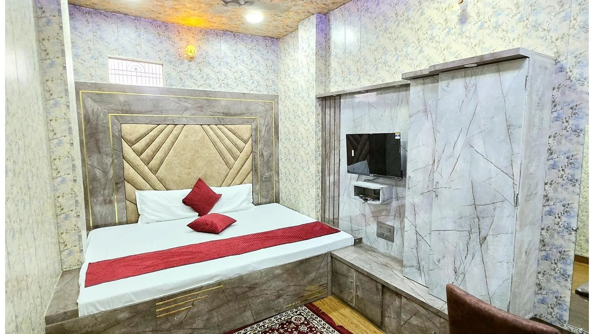 Vns - Hotel Premium Kashika Guest House - Best Hospitality & Comfortable Room In Varanasi - Full Air Conditioning Rooms - Free Wi-Fi & - Best Guest House In Varanasi