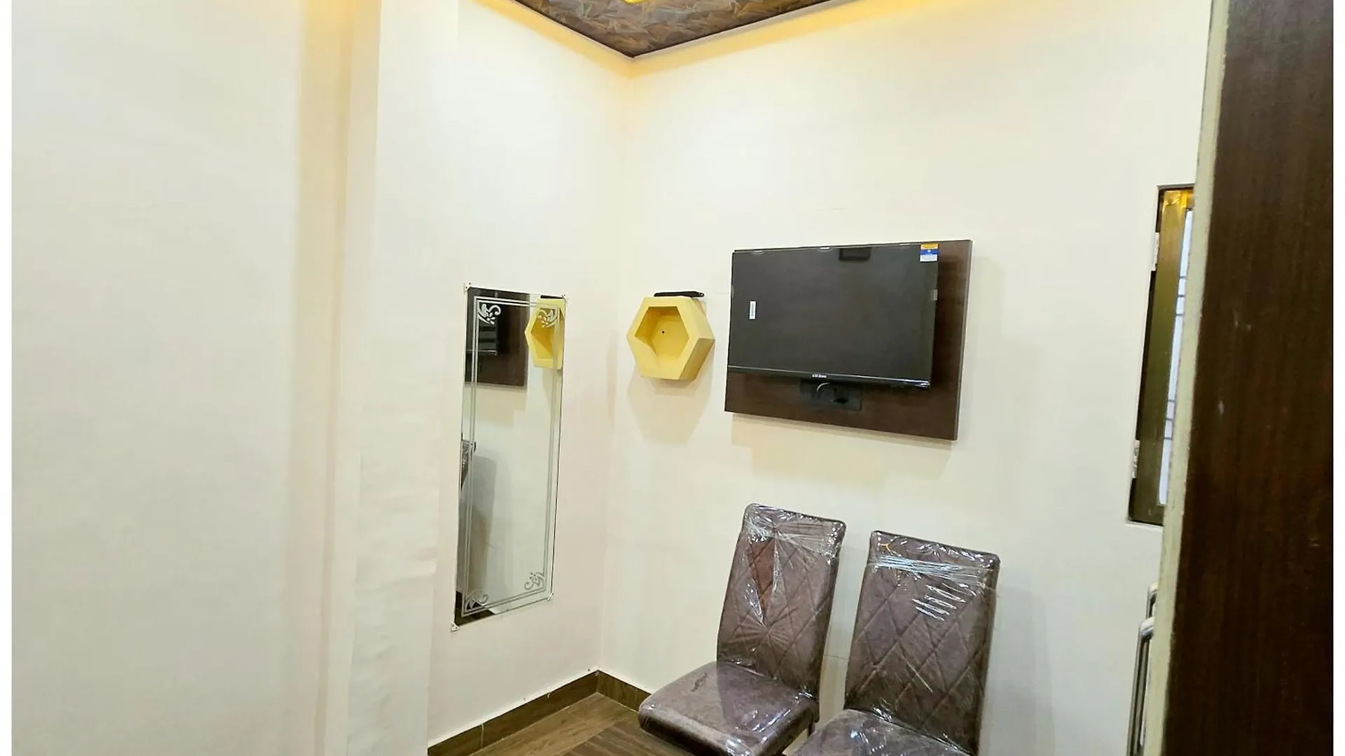 Vns - Hotel Premium Kashika Guest House - Best Hospitality & Comfortable Room In Varanasi - Full Air Conditioning Rooms - Free Wi-Fi & - Best Guest House In Varanasi 3*,